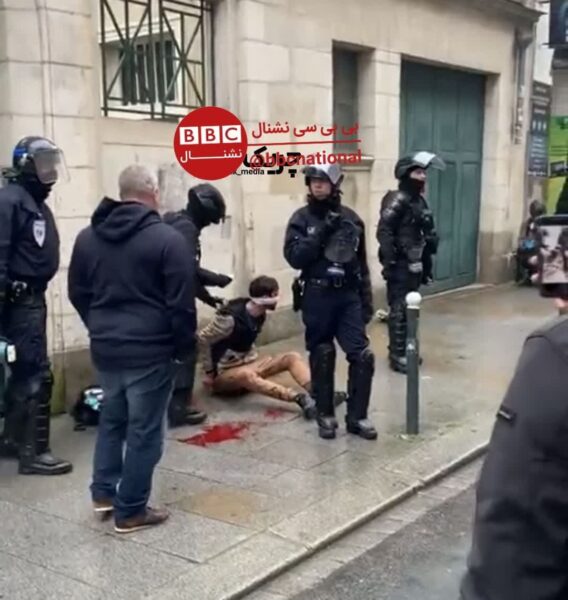 ‏پلیس‌های مهربون فرانسه در حال کمک به یک معترضی که خون‌دماغ‌ شده بود