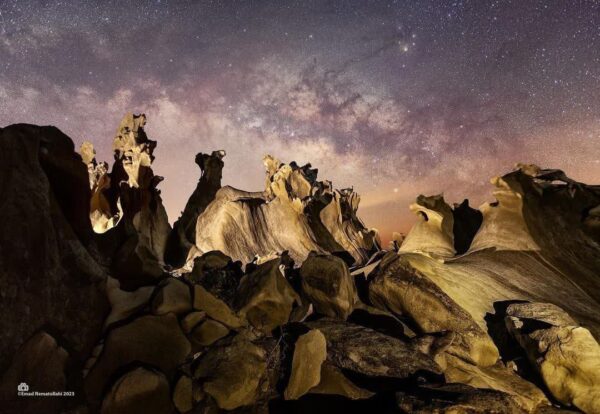 کهکشان راه‌شیری بر فراز صخره‌های ساحل مُکَسّر بندرعباس